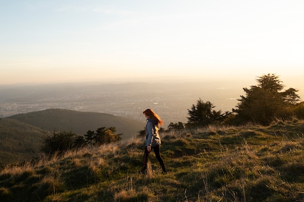 Mujer de tiro completo en la naturaleza