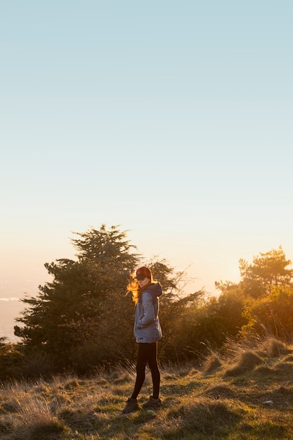 Mujer de tiro completo en la naturaleza