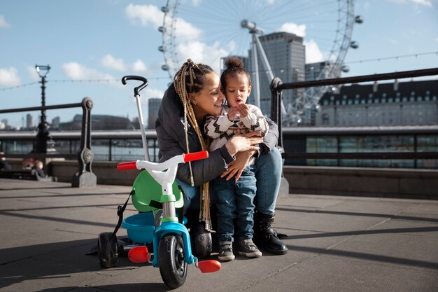 Mujer de tiro completo con niño al aire libre