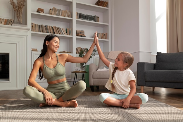 Mujer de tiro completo y niño choca esos cinco