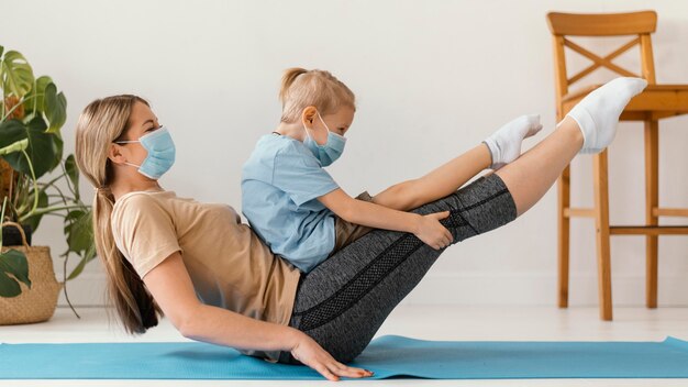 Mujer de tiro completo y niño trabajando