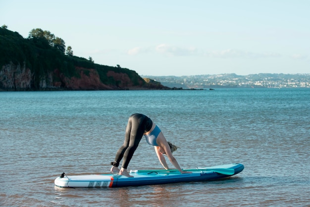 Mujer de tiro completo en paddleboard