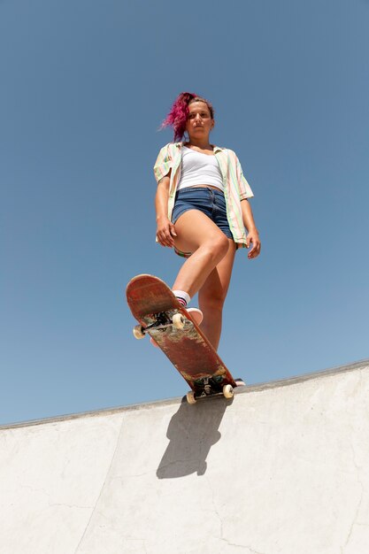 Mujer de tiro completo en patineta