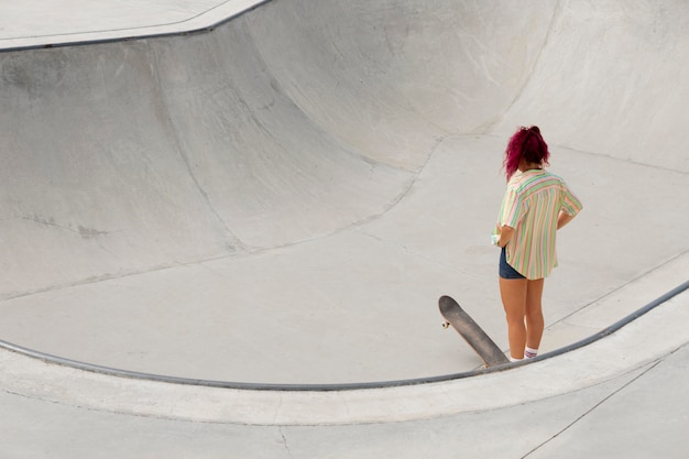 Foto gratuita mujer de tiro completo con patineta