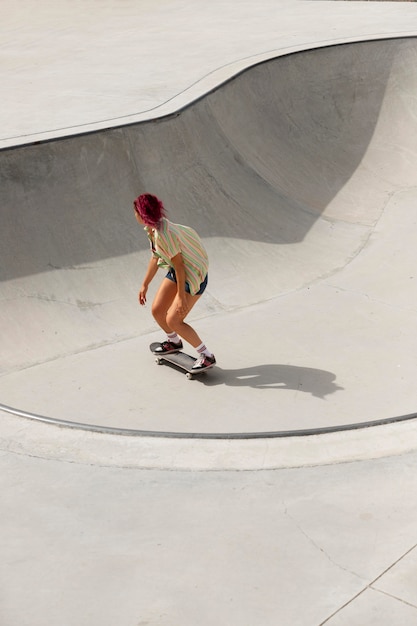 Mujer de tiro completo en patineta