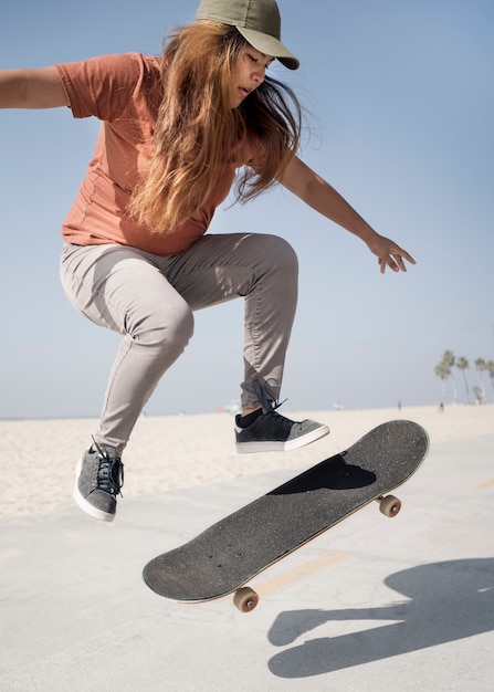 Mujer de tiro completo en patineta