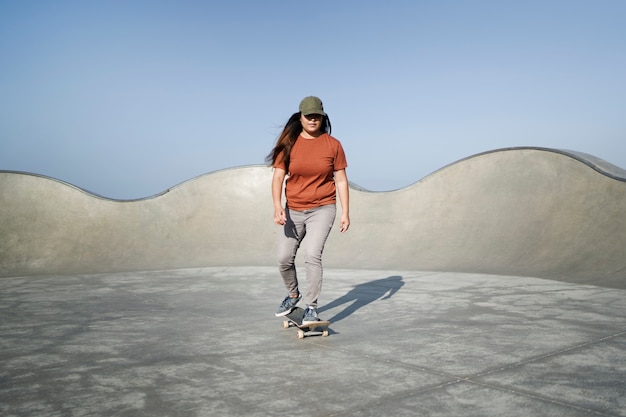 Mujer de tiro completo en patineta