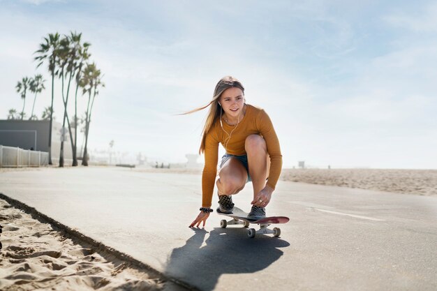 Mujer de tiro completo en patineta