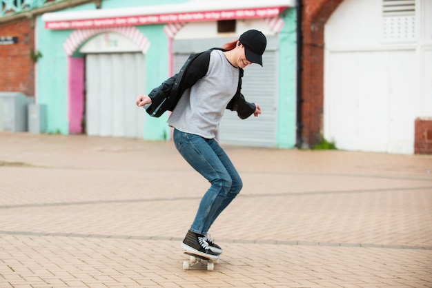 Foto gratuita mujer de tiro completo en patineta