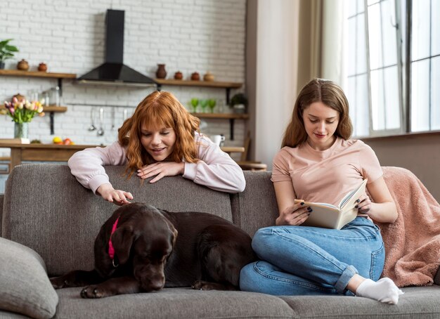 Mujer de tiro completo y perro en casa