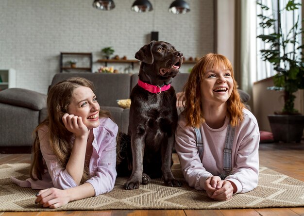 Mujer de tiro completo y perro en casa