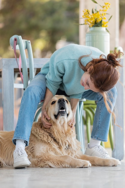 Mujer de tiro completo con perro feliz