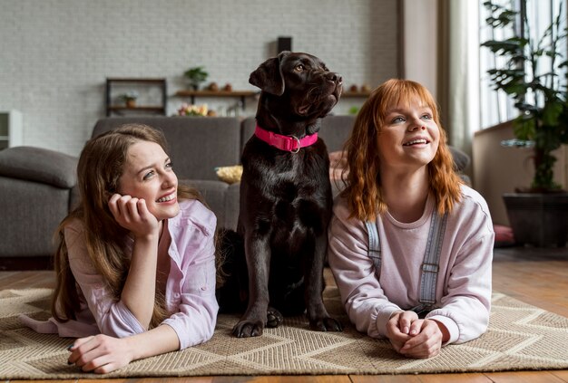 Mujer de tiro completo y perro en el piso