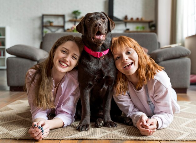 Mujer de tiro completo y perro posando