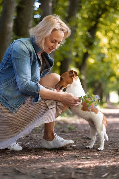 Mujer de tiro completo con perro