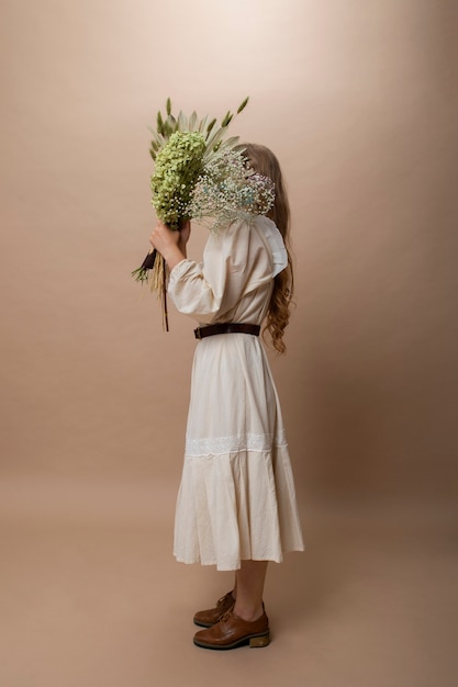 Mujer de tiro completo con plantas secas