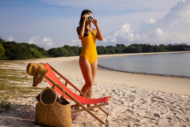 Mujer de tiro completo en la playa