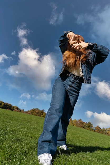 Foto gratuita mujer de tiro completo posando al aire libre