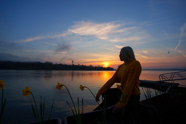 Mujer de tiro completo posando al atardecer