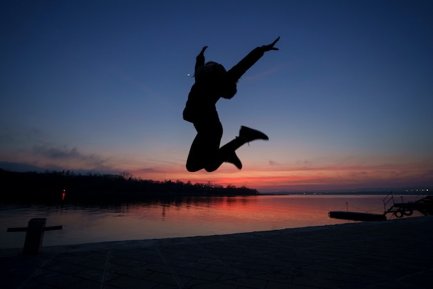 Mujer de tiro completo posando al atardecer