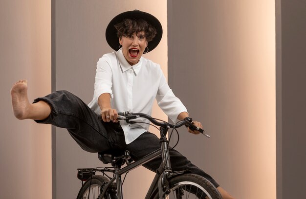 Mujer de tiro completo posando con bicicleta