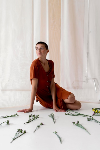 Mujer de tiro completo posando con flores