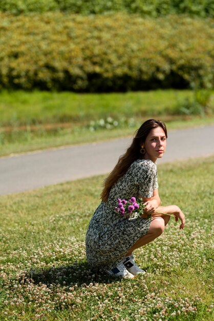 Mujer de tiro completo posando con flores