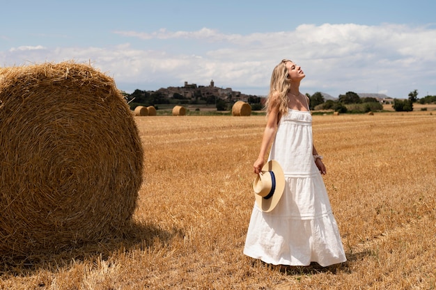 Mujer de tiro completo posando con sombrero