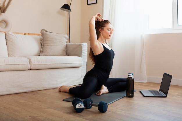 Mujer de tiro completo que se extiende dentro