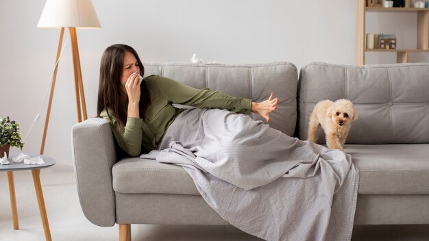 Mujer de tiro completo que sufre de alergia