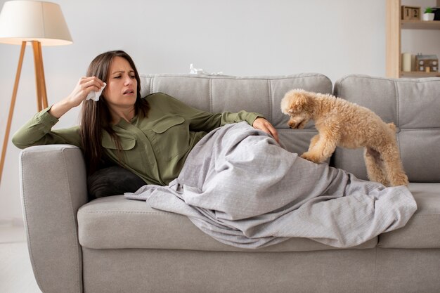 Mujer de tiro completo que sufre de alergia