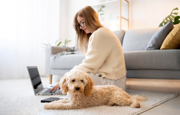 Mujer de tiro completo que trabaja en casa