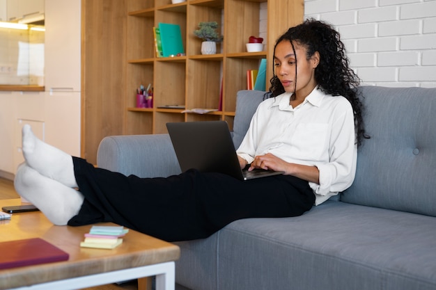 Mujer de tiro completo que trabaja como economista.