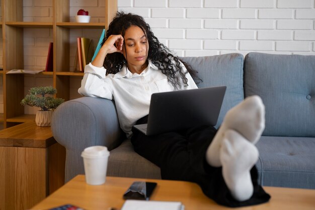 Mujer de tiro completo que trabaja como economista.