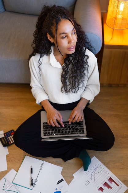 Mujer de tiro completo que trabaja como economista.