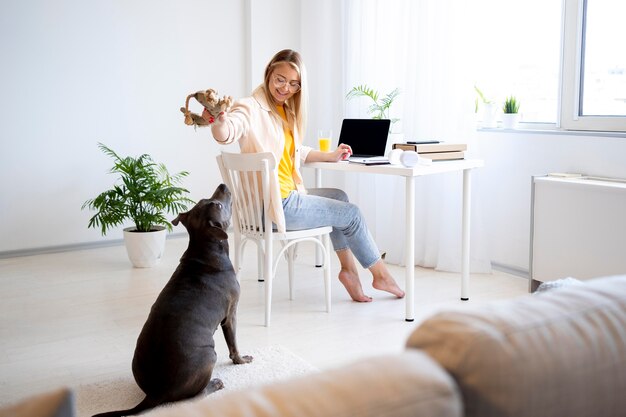 Mujer de tiro completo que trabaja en el escritorio