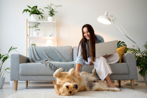 Foto gratuita mujer de tiro completo que trabaja con lindo perro