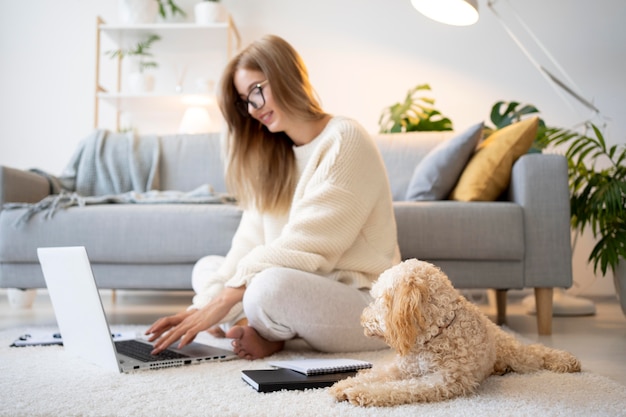 Mujer de tiro completo que trabaja en el piso