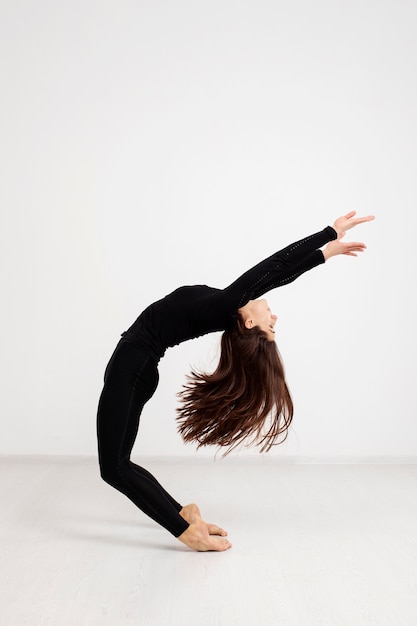 Mujer de tiro completo realizando ballet