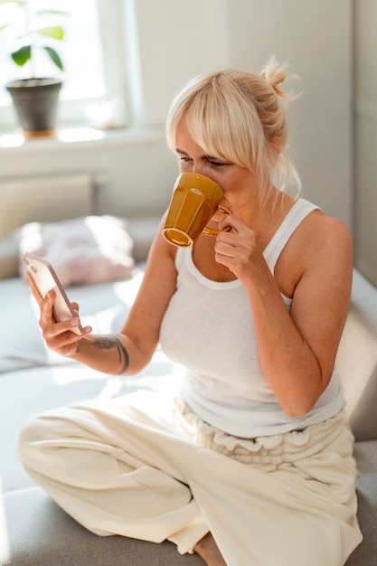 Foto gratuita mujer de tiro completo relajándose en casa