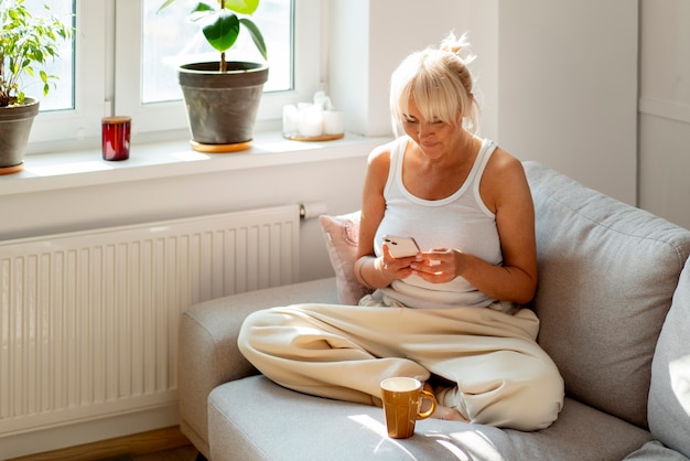 Foto gratuita mujer de tiro completo relajándose en casa