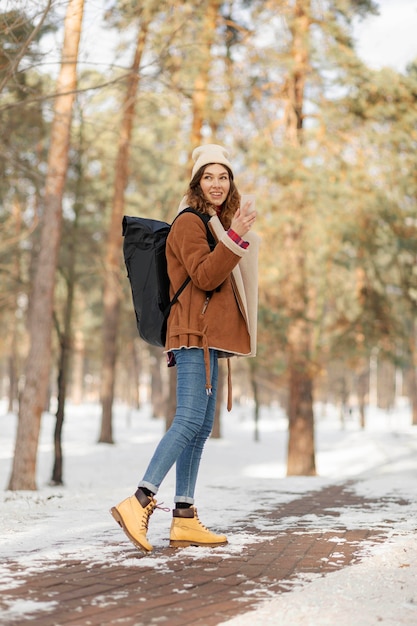 Foto gratuita mujer de tiro completo senderismo en el bosque