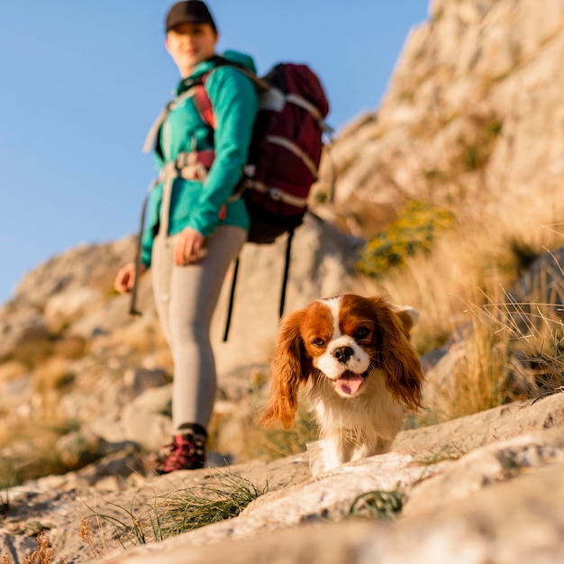 Foto gratuita mujer de tiro completo senderismo con perro