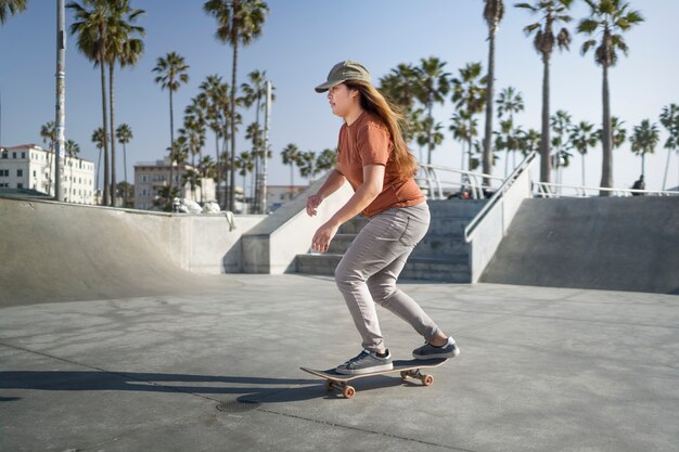 Mujer de tiro completo en skate park