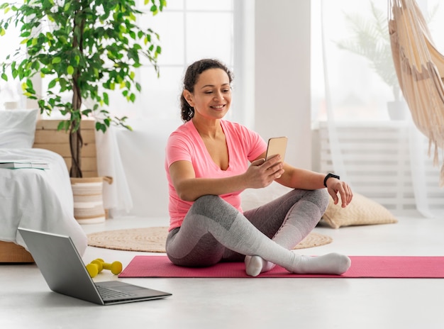 Mujer de tiro completo con smartphone