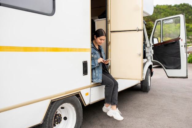 Mujer de tiro completo con smartphone