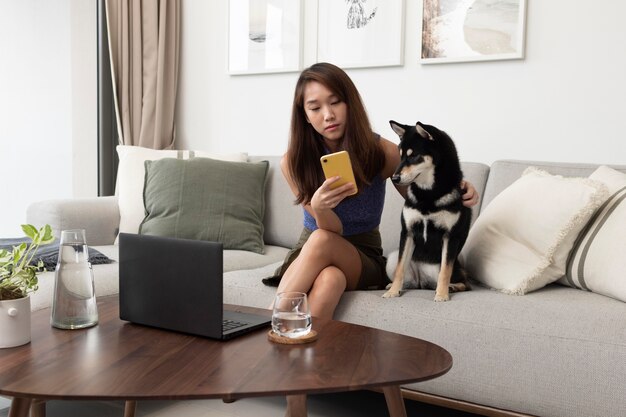 Mujer de tiro completo con smartphone