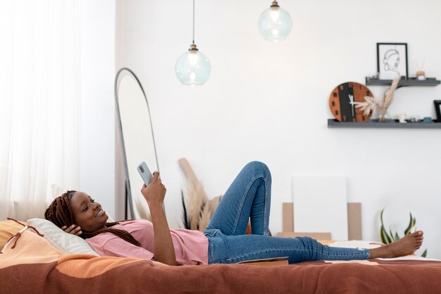 Mujer de tiro completo con smartphone