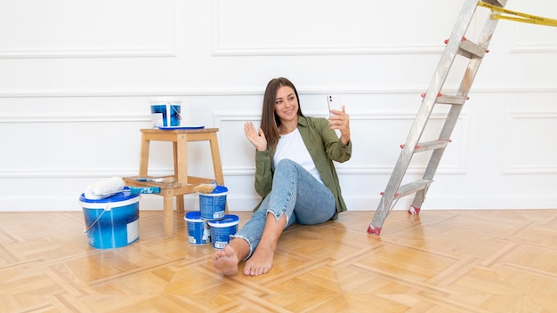 Mujer de tiro completo con smartphone