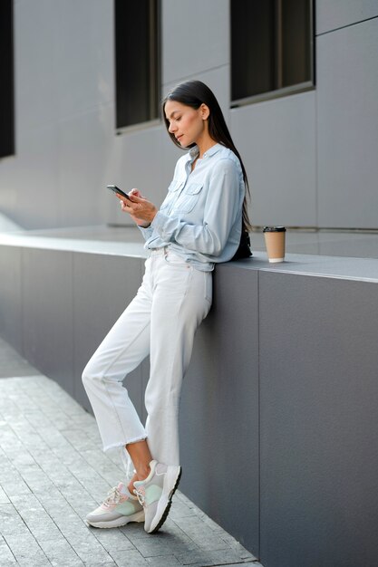 Mujer de tiro completo con smartphone